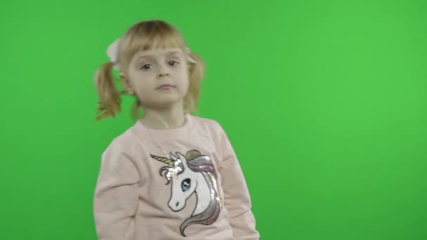 Girl in unicorn sweatshirt dancing. Happy four years old child. Chroma Key - Filmagem, Vídeo