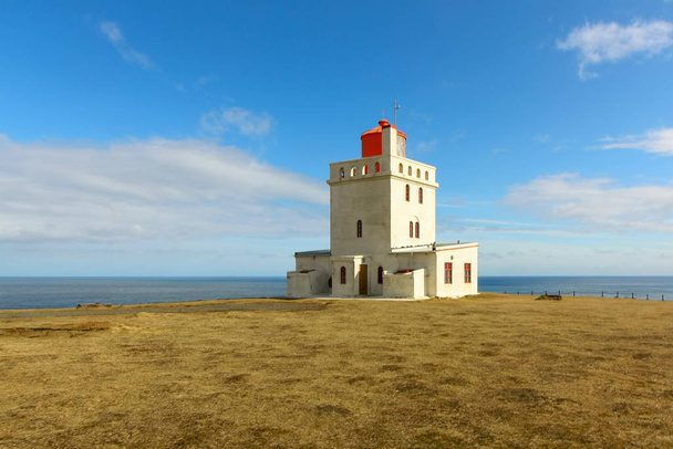 Белый маяк против холодного Атлантического океана
 - Фото, изображение