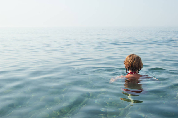 Dziewczyna relaksująca się w krystalicznie czystych wodach Morza Czarnego, Krym - Zdjęcie, obraz