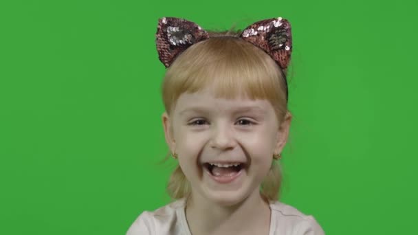 Το κορίτσι με την κορδέλα γατιών γελάει δυνατά. Ευτυχισμένο τετράχρονο παιδί. Κλειδί χρωμίου - Πλάνα, βίντεο