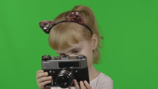 Meisje met kattenhoofdband die foto 's maakt op een oude retro fotocamera. Chroma-toets - Video