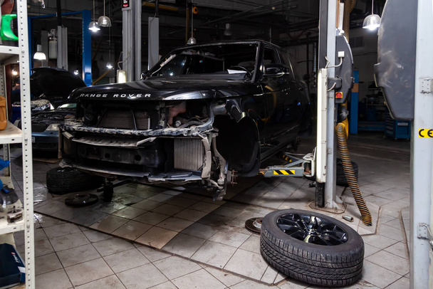 gebrauchter schwarzer Land Rover Range Rover ohne Stoßstange zerlegt - Foto, Bild