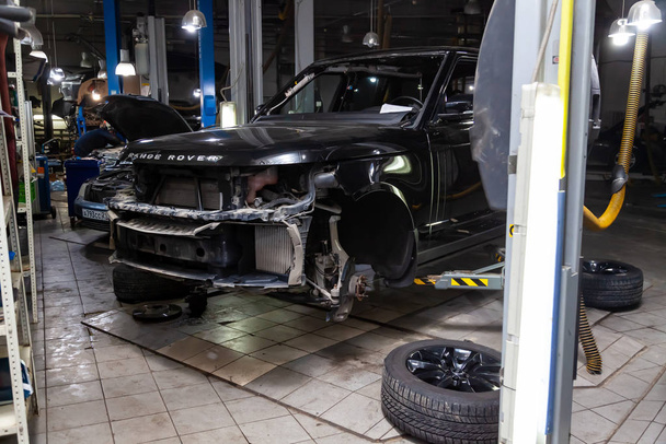 Carro preto usado Land Rover Range Rover desmontado sem bumpe
 - Foto, Imagem