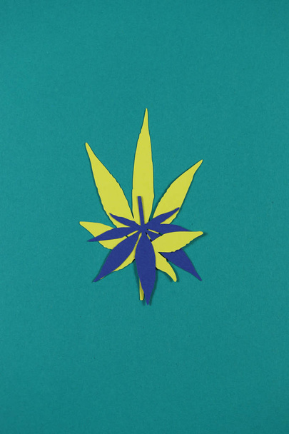 Paper applique paper hemp leaves on colored backgrounds. The concept of legalization. - Zdjęcie, obraz