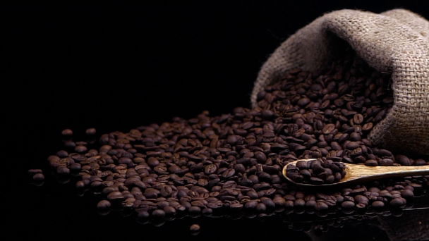 Kaffeebohnen mit Sack und Löffel. in Zeitlupe - Filmmaterial, Video