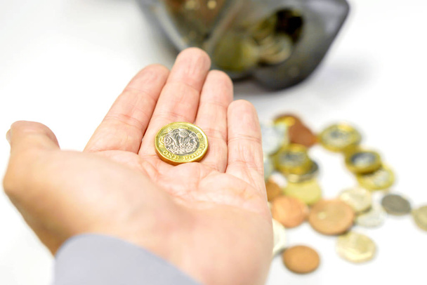 die neuen Ein-Pfund-Münzen der britischen Währung und verschwommene Münzen - Foto, Bild