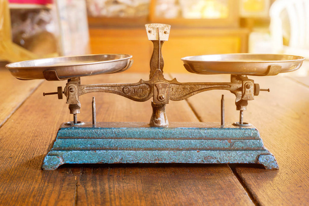 Balances anciennes avec la balance des poids mis sur une table en bois dans un
  - Photo, image
