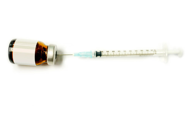 Górny widok Szczepionki w fiolce leku jest przygotowany do wstrzyknięcia w celu izolacji pacjenta na białym tle.. - Zdjęcie, obraz