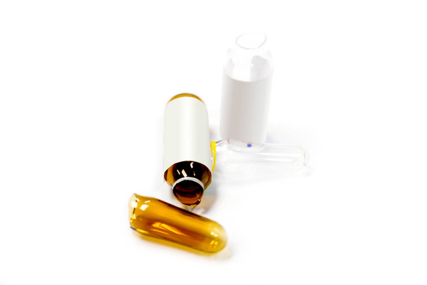 3 ml. Ampules van het geneesmiddel wordt geopend isolaat op witte achtergrond. - Foto, afbeelding