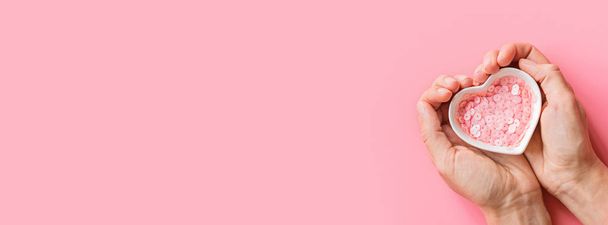 Na Valentýna. Ženské ruce držící růžový krb. Byt ležel, horní pohled, maketa, šablona, kopírovací prostor. Minimální abstraktní skladba pro oslavu 14. února - Fotografie, Obrázek