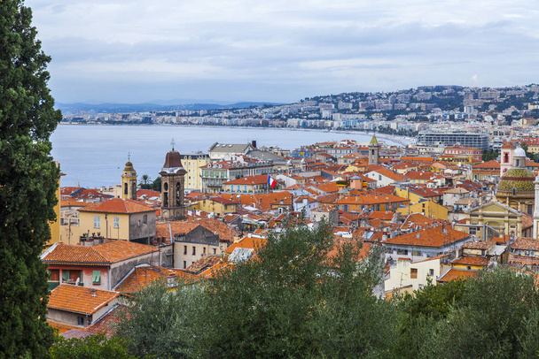 Nice, France, October 9, 2019. Picturesque view from the viewing ground of Chteau hill to the red roofs of the old town - Фото, изображение