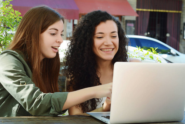 Female friends studying with a laptop in a coffee shop. - Zdjęcie, obraz