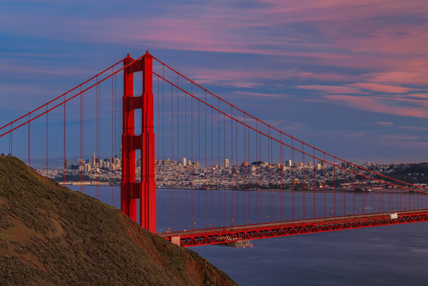 Panorama du pont Golden Gate avec les promontoires de Marin et les toits de San Francisco au coucher du soleil coloré, Californie
 - Photo, image