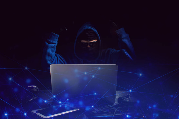 хакер с компьютерной безопасностью информационные технологии сети, вирусная атака на сервер, программное обеспечение взлом программы в Интернет
  - Фото, изображение