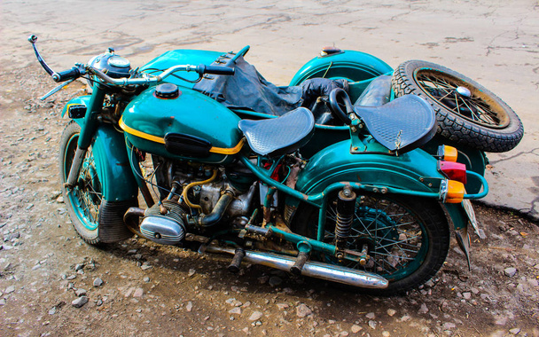 Una vieja motocicleta soviética con un sidecar está al margen
  - Foto, imagen