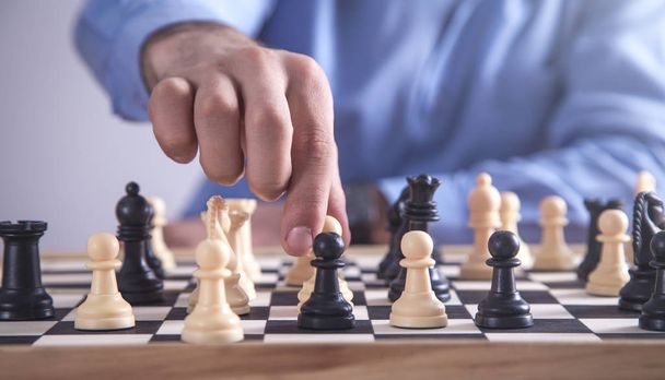 Homme jouant aux échecs. Concept de stratégie de concurrence - Photo, image