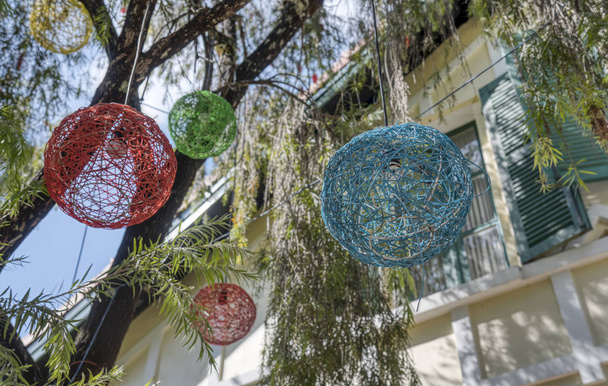 decoratie kleurrijke strobal lichtbal opknoping op boom - Foto, afbeelding