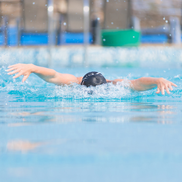Young girl swimming butterfly stroke style - Foto, Bild