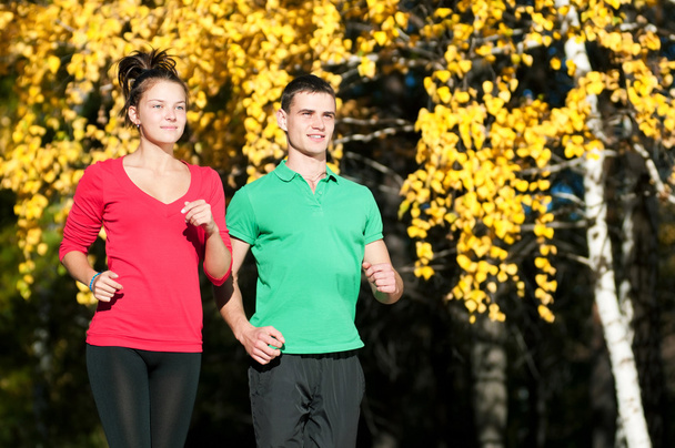 Young man and woman running - Foto, Imagen