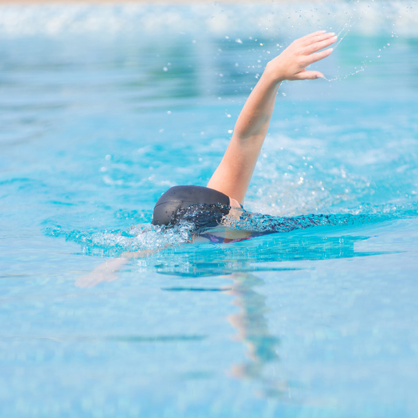 Woman in goggles swimming front crawl style - Zdjęcie, obraz