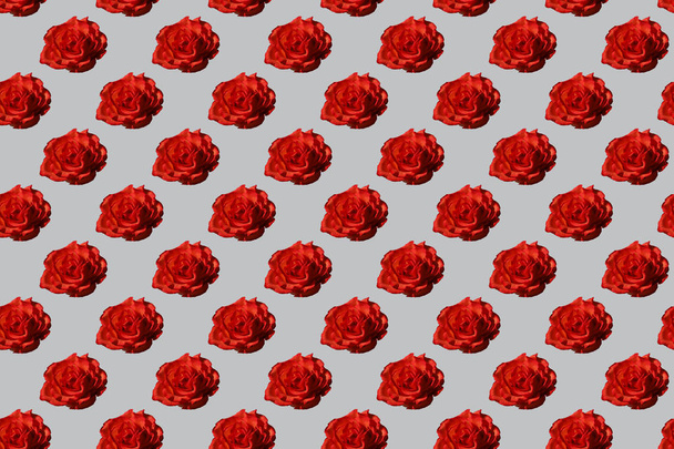 Bezešvé vzory růží. Pozdrav karta jako dekorativní pozadí z červené květy na šedém pozadí - Fotografie, Obrázek