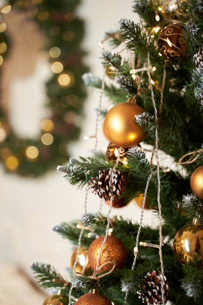 Weihnachtsstimmung, Weihnachtsbaum, frohe Feiertage. Weihnachtsgeschenkschachtel, verschwommener Hintergrund, Bokeh. - Foto, Bild
