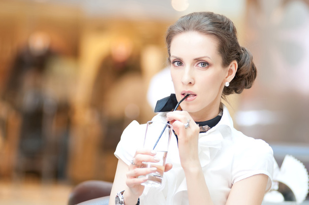 Portrait of thirsty business woman drinking water at office - Valokuva, kuva