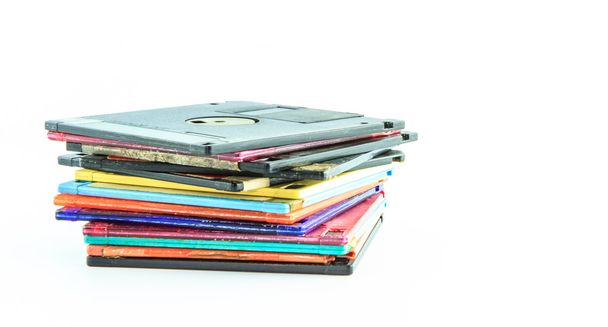 стек старых дискет для компьютера изолировать на белой backgro
 - Фото, изображение