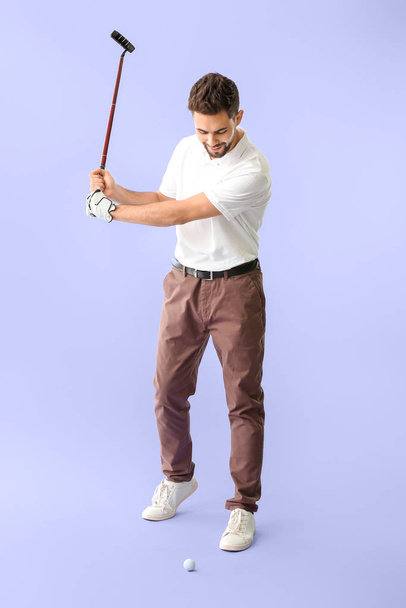 Handsome male golfer on color background - Fotó, kép