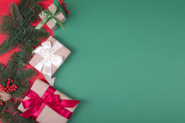 Червоно-зелена різдвяна композиція з сосновими гілками та подарунками
. - Фото, зображення