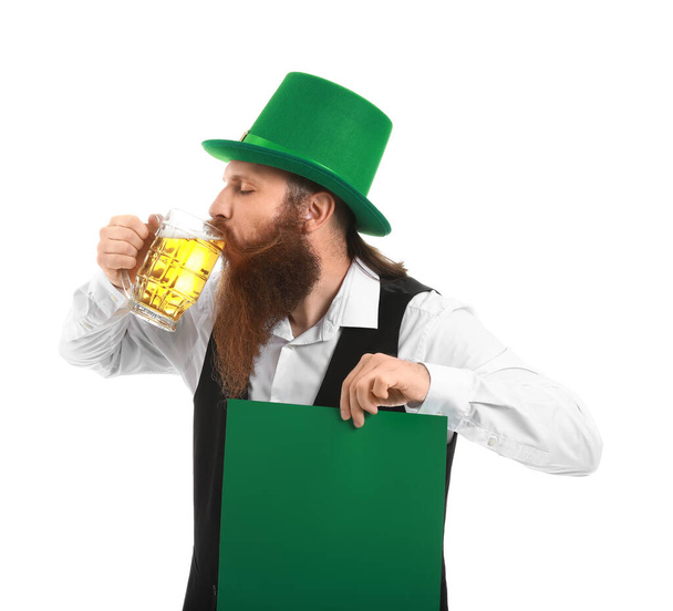 Homem barbudo com cartaz em branco e copo de cerveja sobre fundo branco. Celebração do Dia de São Patrício
 - Foto, Imagem