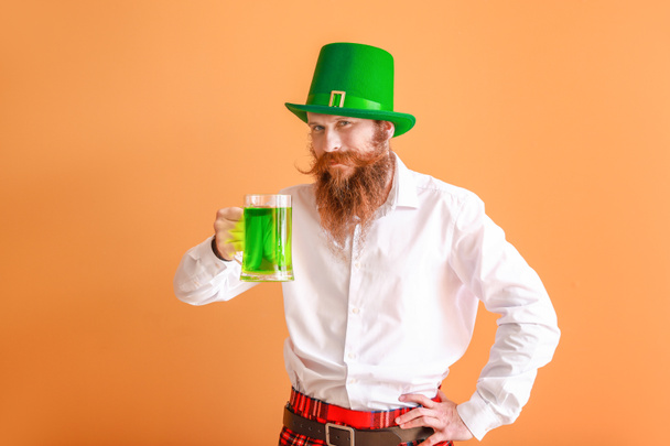 Homme barbu avec verre de bière sur fond de couleur. Célébration de la Saint Patrick
 - Photo, image