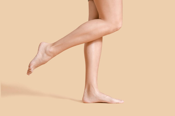Renk arka plan üzerinde güzel genç kadının bacakları - Fotoğraf, Görsel