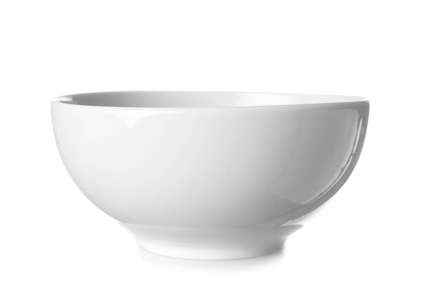 bol en céramique vide sur fond blanc - Photo, image