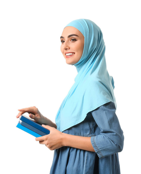 Estudante muçulmana no fundo branco
 - Foto, Imagem