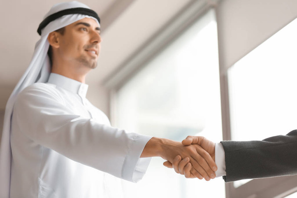 Des hommes d'affaires arabes se serrent la main au bureau
 - Photo, image