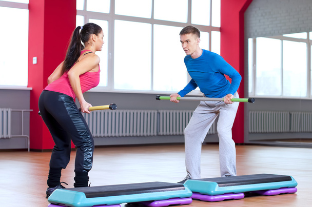 Man and woman at the gym doing stretching - Foto, afbeelding