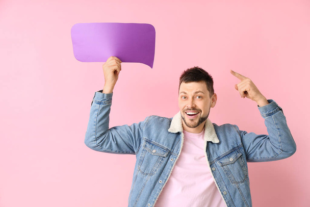 Man with blank speech bubble on color background - Foto, Imagen