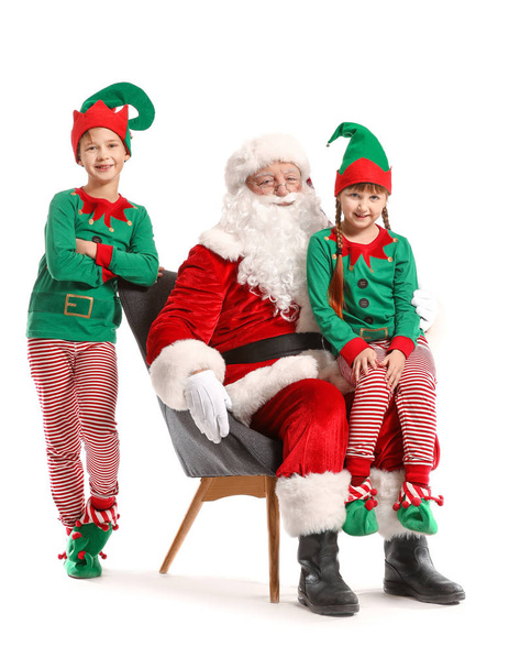 Санта-Клаус и маленькие эльфийские дети на белом фоне
 - Фото, изображение