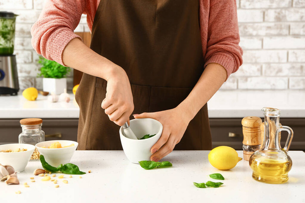 Γυναίκα προετοιμασία υγιή σάλτσα πέστο στην κουζίνα - Φωτογραφία, εικόνα