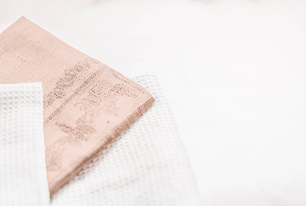 Küchentextil auf schickem weißem Marmorhintergrund, Serviette und Handtuch - Foto, Bild