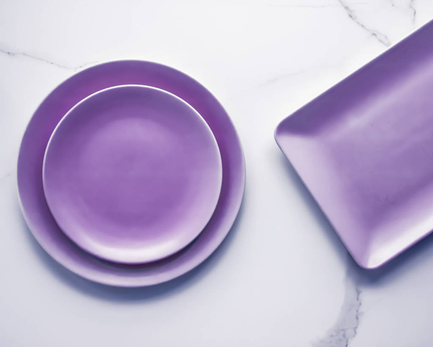 Фиолетовая пустая тарелка на фоне мраморного стола, посуда декор f
 - Фото, изображение