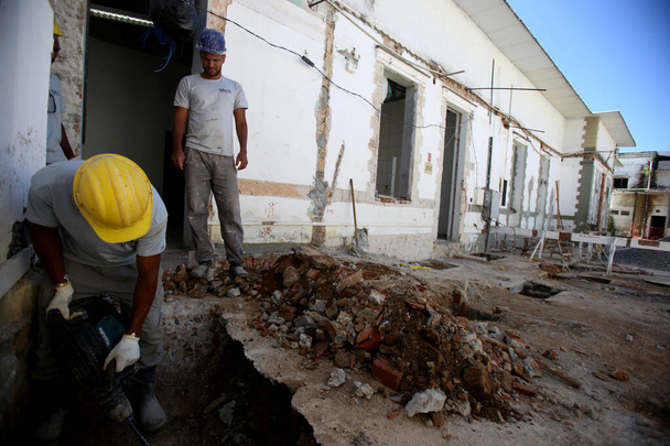 εργαζόμενοι σε εργασίες ανακαίνισης - Φωτογραφία, εικόνα