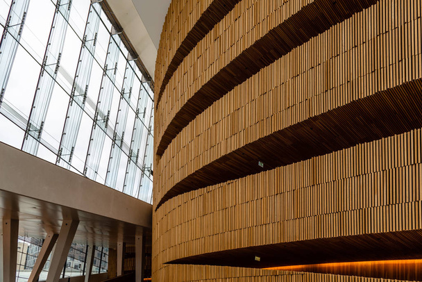 Operaház Oslóban. Belső kilátás a bejáratra és az előcsarnokra. Modern épület által tervezett Snohetta építészek. - Fotó, kép