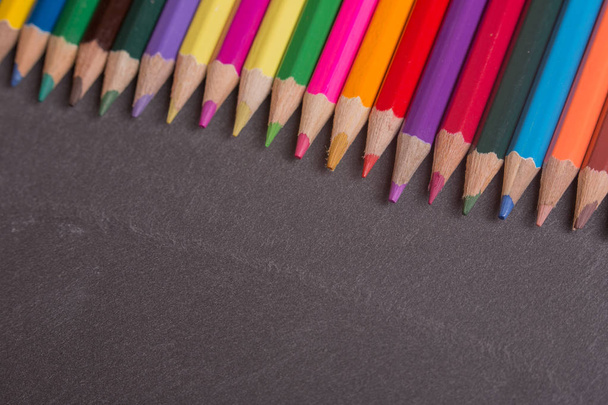 Ξύλινα πολύχρωμα μολύβια, σε σκούρο φόντο - Φωτογραφία, εικόνα