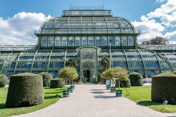 Oostenrijk, Wenen - 3 september 2019: Botanische Tuin Palmenhaus Schonbrunn is een grote kas gelegen in Schonbrunn paleis tuin in vienna, Oostenrijk. - Foto, afbeelding