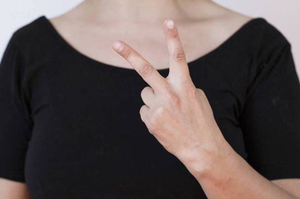 Γλώσσα σώματος: Μια γυναίκα που σαγηνεύει και εκφράζει τον εαυτό της - Φωτογραφία, εικόνα