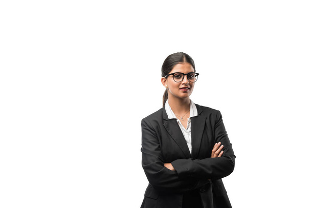 портрет веселой индийской молодой деловой женщины в костюме, стоящей на белом фоне
 - Фото, изображение