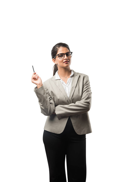 Donna d'affari indiana che pensa tenendo la matita in mano, isolata su sfondo bianco
 - Foto, immagini