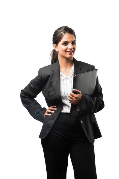 Indiaas / aziatische zakenvrouw met bestand of map, staande geïsoleerd over witte achtergrond - Foto, afbeelding